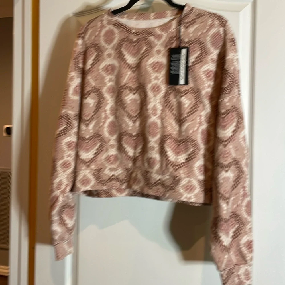 Chaser sweatshirt, crop size small pit to pit 25 NWT🩷🩷🩷 - Picture 1 of 4